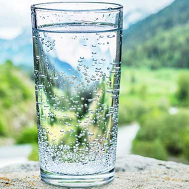 Чаша питейна вода подчертава значението на следенето на амоняка в питейната вода, тъй като може да причини проблеми със здравето, обонянието и вкуса.