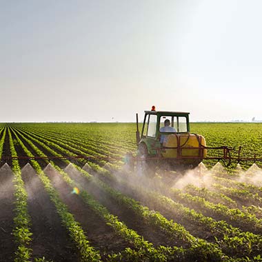 Селскостопански трактор наторява култури, въвеждайки азот под формата на амоняк.